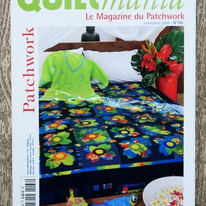 Op de afbeelding: Een tijdschriftcover voor Quiltmania, een patchworktijdschrift. De cover toont een kleurrijk patchworkdeken met een tropisch thema. Het deken ligt op een bed met een groen shirt en een vaas met rode bloemen. De titel van het tijdschrift is "Quiltmania" en de ondertitel is "Le Magazine du Patchwork". Het nummer van het tijdschrift is 66 en de datum is juli/augustus 2008.