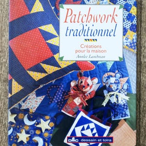 Peut inclure: Un livre intitulé "Patchwork traditionnel" avec une couverture au design patchwork coloré. La couverture présente une variété de motifs de tissus, dont des pois rouges, des pois blancs bleus et des triangles jaunes. Deux marionnettes ours en peluche et un sac fourre-tout bleu sont également visibles.