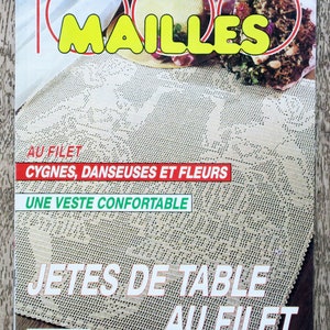 Puede incluir: Una revista de manualidades vintage titulada 1000 MAILLES que presenta un mantel de ganchillo filet beige con patrones de cisnes y bailarinas. La portada muestra el texto AU FILET, CYGNES, DANSEUSES ET FLEURS, UNE VESTE CONFORTABLE y JETES DE TABLE AU FILET.