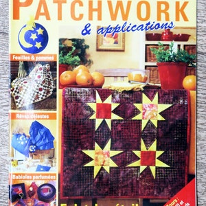 Może przedstawiać: Okładka czasopisma przedstawiająca patchworkową kołdrę z wzorem gwiazd. Tytuł czasopisma to "Patchwork & applications", a podtytuł to "Eclat des étoiles". Czasopismo jest publikowane przez Elenę.