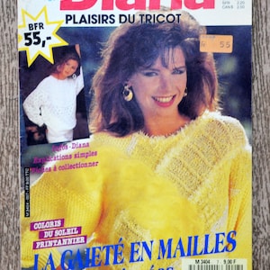 Op de afbeelding: Omslag van een vintage tijdschrift genaamd "Diana" met een vrouw in een gele trui. De cover bevat de tekst "Plaisirs du Tricot" en "La Galeté en Mailles Sophistiquées". Het tijdschrift is van april 1987.