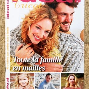 Może przedstawiać: Okładka magazynu "idea tricot" z tekstem "Toute la famille en mailles". Na okładce uśmiechnięta para obejmuje się, z dodatkowymi zdjęciami osób poniżej. Magazyn leży na drewnianej powierzchni.
