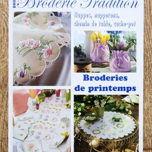 Puede incluir: Portada de revista titulada "Broderie Tradition" con artículos bordados con temática primaveral. Las imágenes muestran manteles, servilletas y arreglos florales. La portada incluye texto en francés y la fecha "Marzo de 2012".
