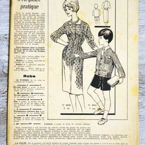 Peut inclure: Illustration en noir et blanc d'un patron de couture pour une robe et une veste. Le patron de la robe est pour une femme et le patron de la veste est pour un enfant. Le patron comprend des instructions pour couper et coudre les vêtements. Le texte sur la page est en français.