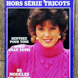 Könnte beinhalten: Ein Magazincover mit einer Frau, die einen rosa Strickpullover trägt. Der Titeltext lautet "femmes d'aujourd'hui HORS SÉRIE TRICOTS" und "85 MODELES EN FICHES".