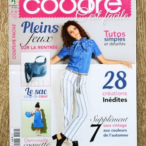 Op de afbeelding: Tijdschriftomslag met een vrouw in een spijkerblouse en gestreepte broek. De titel is "Coudre est facile", met de tekst "Pleins jeux sur la rentrée." Andere tekst is "28 créations inédites" en "Supplément 7 sacs vintage aux couleurs de l'automne."