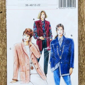 Op de afbeelding: Een verzegelde verpakking van een naaipatroon met illustraties van damesjassen en -vesten. De verpakking heeft de tekst "neue mode STIL" en "MULTISIZE PATTERN 38-48/12-22". De illustraties tonen een rode vest, een roze jas en een blauwe jas.