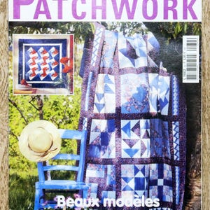 Peut inclure: Ensemble de trois mugs en céramique avec une finition mate et mouchetée. Les mugs sont de couleur crème, gris clair et gris foncé. Chaque mug a un design simple et minimaliste.