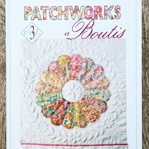 Puede incluir: Un libro titulado "Patchworks et Boutis" volumen 3, de Nicole Boisseau. La portada del libro presenta un fondo blanco con un diseño de patchwork floral en el centro. El libro forma parte de la serie "Faites vous-même Ambiance".