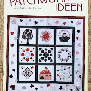 Op de afbeelding: Een patchwork quilt patroonboek getiteld "PATCHWORK iDEEN" met diverse quiltblok ontwerpen. De omslag toont een quilt met hart-, boom- en bloemmotieven in rood, zwart en wit. Het boek is ontworpen voor quilters.
