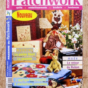 Peut inclure: Couverture du magazine "Patchwork" avec le sous-titre "Passion du Patchwork". Il présente des travaux de couture, de broderie et d'embellissement. Un lapin et une poupée en peluche sont visibles, ainsi que d'autres objets artisanaux.