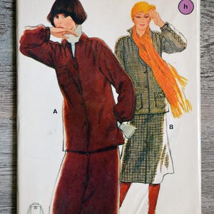 Può includere: Modello di cucito vintage per un set di gonna e giacca. Il modello è di Marie Claire ed è per le taglie 36-38-40. Il modello presenta due donne che indossano il set di gonna e giacca. La giacca è marrone e la gonna è a quadri.