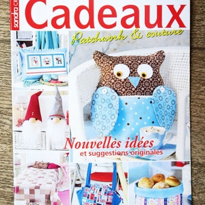 Peut inclure: Couverture de magazine "Cadeaux" avec le sous-titre "Patchwork & couture". La couverture présente divers projets de couture, dont un coussin en forme de hibou, une courtepointe patchwork et un sac fourre-tout. Le magazine est en français.