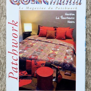 Op de afbeelding: Een tijdschriftcover voor Quiltmania, een patchworktijdschrift. De cover toont een rood-wit-bruin patchworkdeken op een bed met rode kussens. De titel van het tijdschrift staat in grote, kleurrijke letters. De tekst op de cover luidt "Quiltmania, Le Magazine du Patchwork, Houston, La Bourboule, Hoom, Bimestriel, Janvier/Février 2005, N°45".