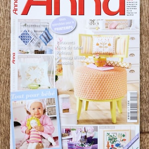 Peut inclure: Un numéro de février 2009 du magazine Anna avec un grand titre rouge. La couverture présente divers projets d'artisanat, dont une chaise jaune à l'assise orange, un bébé tenant une poupée, des paniers au crochet et des textiles brodés.