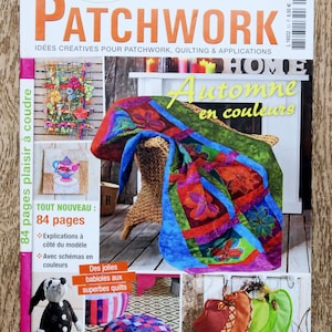 Może przedstawiać: Okładka magazynu "Patchwork" autorstwa Eleny, przedstawiająca kolorową kołdrę narzuconą na wiklinowy fotel. Widoczny jest tytuł "Automne en couleurs" i słowo "Home". Dodatkowo tekst "84 pages plaisir à coudre". Magazyn dotyczy patchworku i pikowania.