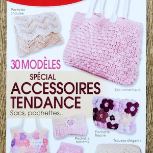 Puede incluir: Una portada de revista con accesorios de ganchillo. La portada incluye un bolso tote rosa tejido a ganchillo, un clutch beige y otros artículos de ganchillo. El texto de la portada dice "30 MODÈLES SPÉCIAL ACCESSOIRES TENDANCE".