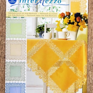 Peut inclure: Une couverture de magazine avec le titre "InterMezzo" et le logo Coats. Elle présente une nappe jaune avec des bordures au crochet et une composition florale. Des carrés au crochet de différentes couleurs sont affichés à gauche.