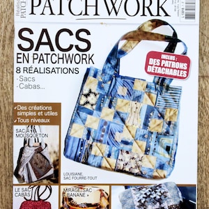 Pode incluir: Capa de revista "Réalisations au PATCHWORK" com uma sacola patchwork em azul e bege. A capa também exibe o texto "SACS EN PATCHWORK" e "8 RÉALISATIONS". Inclui padrões destacáveis.