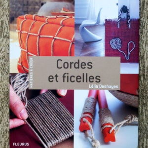 Puede incluir: Portada de libro con el título "Cordes et ficelles" de Lelia Deshayes. La portada presenta imágenes de diversas artesanías de cuerda y cuerda, incluyendo una cesta tejida, una silla con detalles de cuerda y un primer plano de una mano trabajando con cuerda.