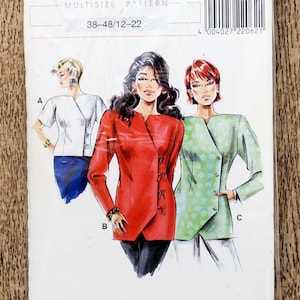 Puede incluir: Un paquete de patrones de costura vintage con ilustraciones de chaquetas de mujer. El paquete incluye el texto "neve mode" y "STIL" con un rango de tallas de 38-48/12-22. El diseño incluye una chaqueta roja, un top blanco y una chaqueta floral verde.