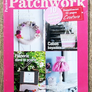Może przedstawiać: Okładka czasopisma Patchwork prezentująca 10 projektów szycia. Okładka ma różowe tło z białym tytułem i białą ramką. Projekty obejmują wieniec, torbę na zakupy, małą torebkę i klosz lampy. Czasopismo zawiera również 32-stronicowy dodatek o krawiectwie.