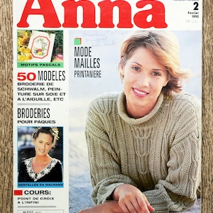 Peut inclure: Une couverture de magazine mettant en scène une femme portant un pull en tricot vert clair. Le magazine s'intitule "Anna" et est une publication consacrée aux travaux manuels. La couverture présente une variété de projets de tricot et de broderie, y compris un modèle de pull de printemps.