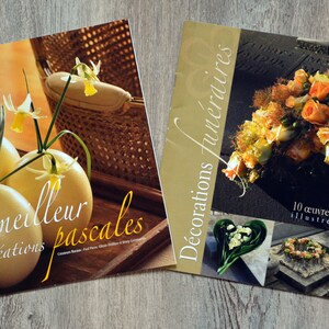 Puede incluir: Dos libros con diseños florales en las portadas. El libro de la izquierda tiene un diseño floral amarillo y verde con el texto "Le meilleur des creations pascales". El libro de la derecha tiene un ramo de rosas naranjas y el texto "Decorations funéraires".