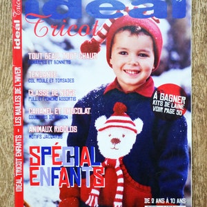 Può includere: Copertina della rivista "ideal Tricot" con un bambino sorridente con un cappello a righe rosse e bianche e un maglione blu con un disegno di orso lavorato a maglia. Il titolo "SPECIAL ENFANTS" è in evidenza. Il numero 19 è visibile.