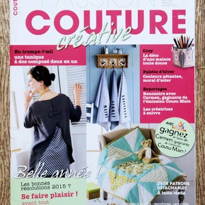 Könnte beinhalten: Ein Magazin-Cover mit dem Titel "PASSION COUTURE creative" in Rosa und Weiß. Das Cover zeigt eine Frau, eine Steppdecke und Text auf Französisch. Das Magazin handelt von Nähen und Basteln.