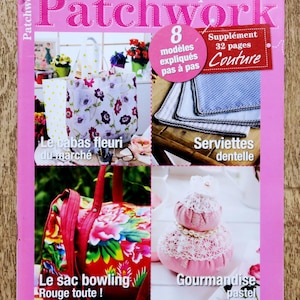 Könnte beinhalten: Rustikales Holzschild mit dem handgeschriebenen Text "Welcome to our home". Das weiß lackierte Schild mit Used-Look ist für den Innen- und Außenbereich geeignet und zeichnet sich durch ein schlichtes, elegantes Design aus.