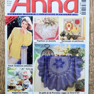 Peut inclure: Une couverture de magazine avec le mot "Anna" en lettres rouges. La couverture présente une variété de projets d'artisanat, notamment un lion en patchwork, un napperon en crochet et une nappe en tricot. Le texte sur la couverture indique "Une Revue Aenne Burda" et "Ouvrages Manuels - Creativite d'Aujourd'hui".