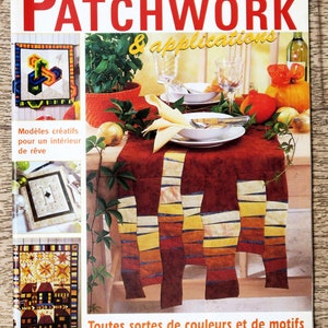 Może przedstawiać: Okładka czasopisma zatytułowana "Patchwork & Aplikacje" przedstawiająca patchwork w kolorze czerwonym, żółtym i niebieskim. Okładka czasopisma przedstawia również nakrycie stołu z czerwonym obrusem, białymi talerzami i kieliszkiem wina. Tekst "Toutes sortes de couleurs et de motifs pour ouvrages simples & plus exigeants" jest wydrukowany na dole okładki.