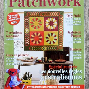 Peut inclure: Une couverture de magazine pour "Pratique du Patchwork" numéro 7. La couverture présente une courtepointe colorée en patchwork avec un motif d'étoile, un ours en peluche et le texte "Les nouvelles règles australiennes".