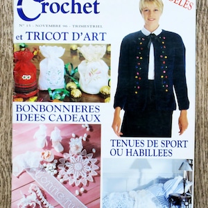 Può includere: Copertina della rivista "Ouvrages Crochet et Tricot D'Art" con modelli di uncinetto e maglia. Mostra sacchetti regalo, una donna con una giacca scura e vari progetti di uncinetto. Il testo recita "15 Modeles".