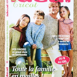 Może przedstawiać: Okładka magazynu z rodziną w dzianinowych swetrach i topach. Tytuł magazynu to "ideal tricot" z tekstem w języku francuskim. Okładka zawiera tekst "Twoje ulubione, duży wybór nowości" i "Cała rodzina w dzianinie!"