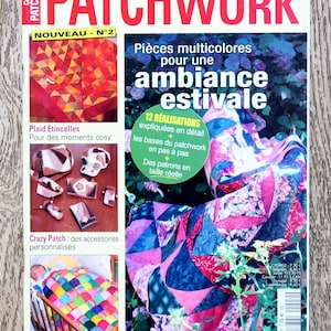 Puede incluir: Una portada de revista para una publicación de acolchado de retazos llamada "Création Patchwork". La portada presenta una colcha de retazos colorida con un tema veraniego. El texto de la portada dice "Pièces multicolores pour une ambiance estivale", que se traduce como "Piezas multicolores para un ambiente estival". La revista es el número 2 y presenta 12 proyectos de acolchado.