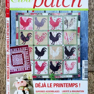 Op de afbeelding: De cover van het tijdschrift "Ewa patch" toont een quilt met hanenpatronen in rood, zwart en wit. Extra afbeeldingen zijn een kleinere quilt en een stoffen koe. Franse tekst is zichtbaar, waaronder "DÉJÀ LE PRINTEMPS!"