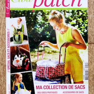 Op de afbeelding: Tijdschriftcover "Ewa Patch" met de tekst "Speciale tassen en accessoires". De cover toont afbeeldingen van verschillende tassen, waaronder een rood-wit patroon mandtas met een wit deksel en een vrouw die hem vasthoudt.