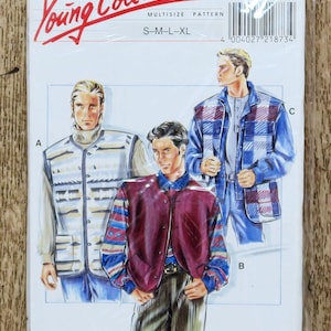 Könnte beinhalten: Ein Schnittmusterpaket mit Illustrationen von Herrenjacken und -westen. Das Paket trägt den Text "Young Collection" und "Multisize Pattern" in Rot. Die Größen sind S-M-L-XL. Das Paket befindet sich in einer transparenten Plastikhülle.