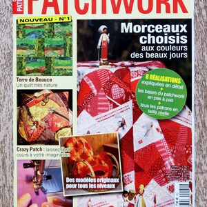 Può includere: Una copertina di rivista "PATCHWORK" con il testo "Morceaux choisis aux couleurs des beaux jours." La copertina presenta immagini di trapunte, progetti di cucito e il testo "Des modèles originaux pour tous les niveaux."