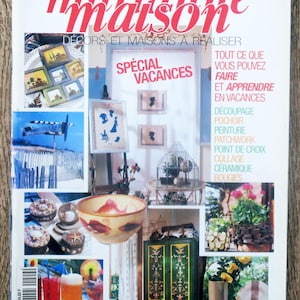 Op de afbeelding: Een tijdschriftcover voor Marianne Maison, een Frans tijdschrift voor interieurdecoratie, met een collage van afbeeldingen met de tekst "Spécial Vacances" en "Tout ce que vous pouvez faire et apprendre en vacances".