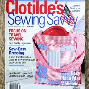 Op de afbeelding: De cover van het juli 2005 nummer van Clotilde's Sewing Savvy magazine. Het toont een rood-witte geruite draagtas met bloemen- en gestreepte patches, met een rode plaat erin. Het thema van het tijdschrift is zomer naaien, met projecten zoals een patriottische tas.