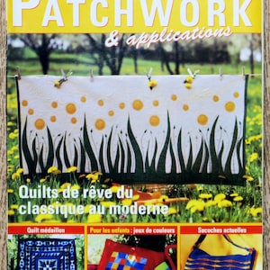 Peut inclure: Couverture de magazine "PATCHWORK & applications" avec un motif de courtepointe à cercles jaunes et illustrations d'herbe verte. D'autres modèles de courtepointes et de sacs sont présentés, avec du texte en français.