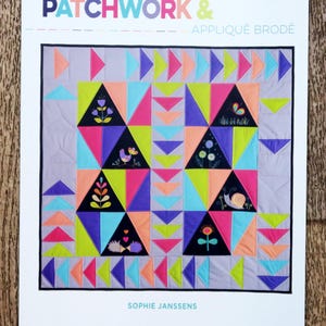 Peut inclure: Un motif de courtepointe patchwork coloré avec un design géométrique composé de triangles et de flèches. La courtepointe est composée de différentes couleurs, notamment le rose, le bleu, le vert, le jaune et le noir. La courtepointe est entourée d'une bordure blanche et le texte "PATCHWORK & APPLIQUÉ BRODÉ" est en haut. Le texte "SOPHIE JANSSENS" et "les éditions de saxe" sont en bas.