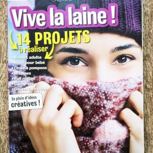 Peut inclure: Une couverture de magazine représentant une femme portant un bonnet en laine violet et une écharpe bordeaux. Le texte de la couverture est "Vive la laine! 14 Projets a realiser" et "Le plein d'idees creatives!" Le magazine est intitulé "Lise Tendances" et est une édition spéciale sur la laine.