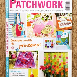 Peut inclure: Une couverture de magazine "PATCHWORK" avec des projets de couture et de patchwork. La couverture présente une poule en peluche rose, un sac fourre-tout coloré et un patchwork avec des carrés de différentes couleurs. Le texte comprend "Idées Créatives Pour Patchwork, Quilting & Applications."
