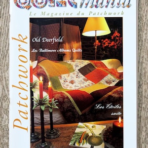 Op de afbeelding: Een tijdschriftcover voor Quiltmania, een patchworkmagazine. De cover toont een quilt met een rood, oranje, geel en groen kleurenschema. De quilt ligt op een bed met een lamp en kaarsen. De tekst op de cover luidt "Quiltmania, Le Magazine du Patchwork, Old Deerfield, Les Baltimore Albums Quilts, Les Etoiles suite, Bimestriel Janvier/Février 2004 - N°39".