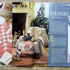Op de afbeelding: Een tijdschriftpagina met een kerstster-quiltpatroon. De quilt is gemaakt van rood en wit gingham-stof. De tijdschriftpagina bevat ook instructies voor het maken van de quilt.