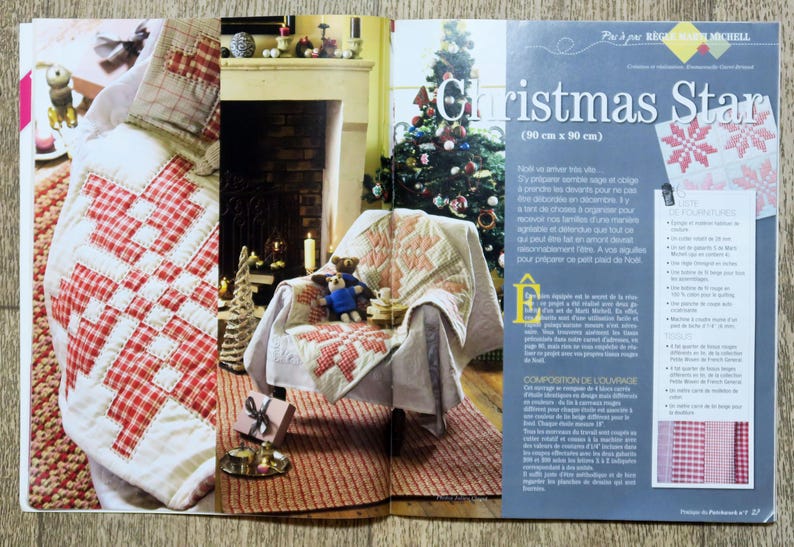 Op de afbeelding: Een tijdschriftpagina met een kerstster-quiltpatroon. De quilt is gemaakt van rood en wit gingham-stof. De tijdschriftpagina bevat ook instructies voor het maken van de quilt.